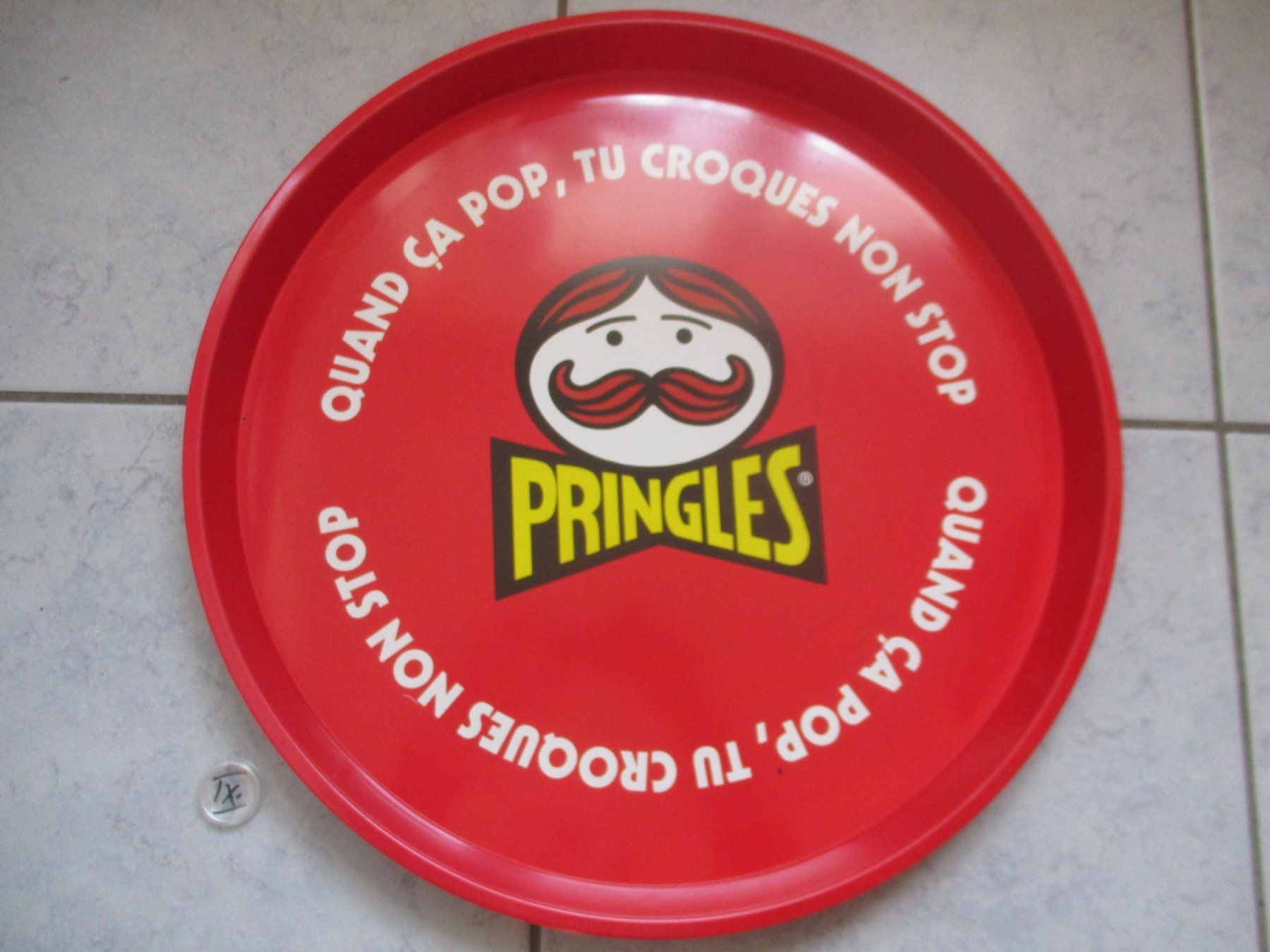Servierplatten: Pringles Servierblech Serviertablet 42,5 cm – Gebraucht aus Birsfelden von alles-muss-raus