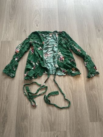 Sommerliche Bluse mit Blumenmuster, Grösse 36, Top Zustand!