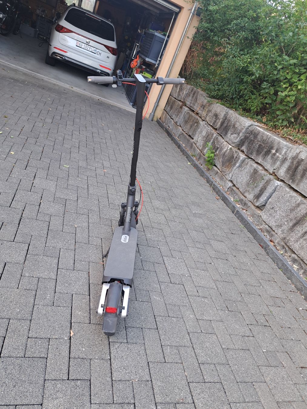 Veicoli elettrici: xiaomi 5 Pro e-scooter grau/schwarz mit Ladekabel – Usato da Niederlenz venduto da Kaefer-Kroetchen 3