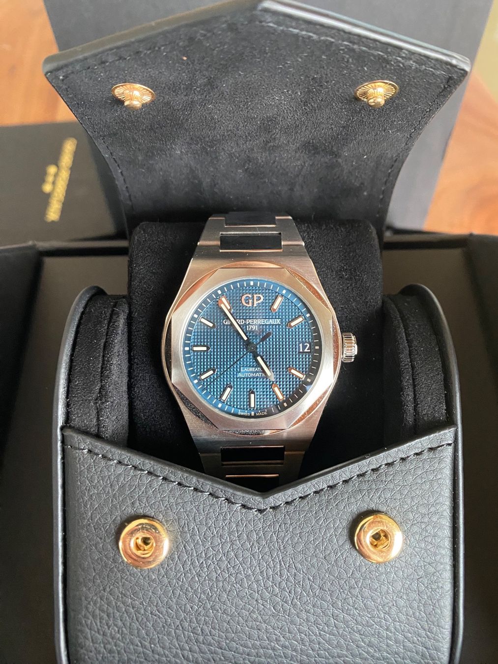 Girard-Perregaux Orologi: Girard Perregaux Laureato 42mm blue – Nuovo (secondo la descrizione) da Herrliberg venduto da jba_zcw7