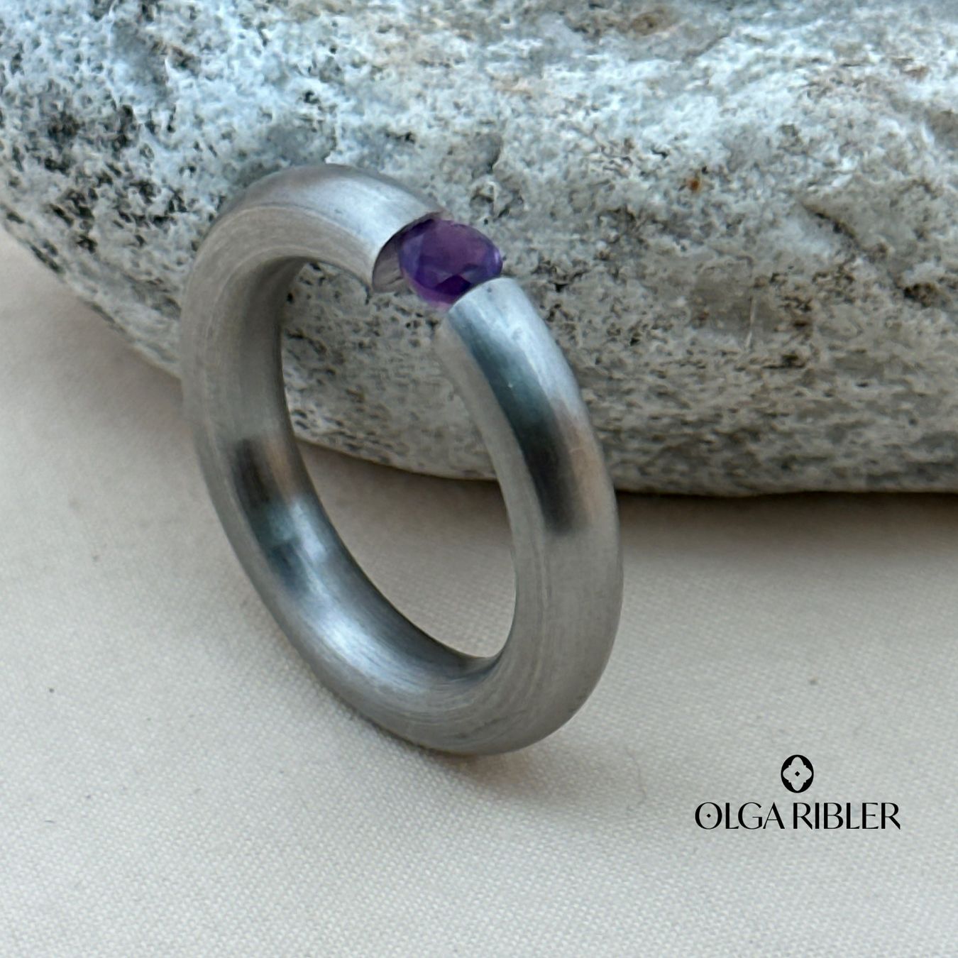 Olga Ribler Bagues: Edelstahl 4 mm  Ring Amethyste,  Ringgrösse 50 – Neuf (Voir description) à Luzern par Schmuckoutlet 4
