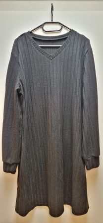 Schwarzes Strickkleid mit V-Ausschnitt, ideal für Herbst!