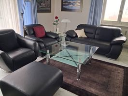 Wohnzimmer couch, höcker, tisch, teppich