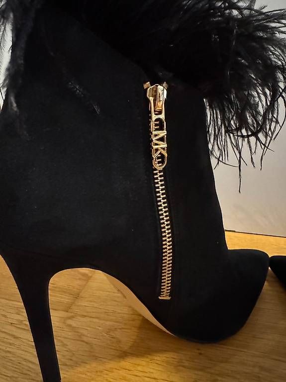 Michael Kors Scarpe da donna: Michael Kors Ankle Boots mit Federn Gr. 40 – Usato da Oberaach venduto da lar_xg85 2