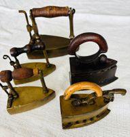 Konvolut- 5 antike Reise-Bügeleisen, Messing & Eisen 9-14 cm