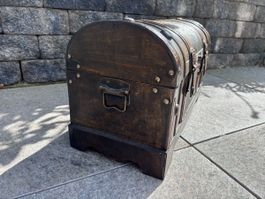 Schatztruhe aus Holz und Leder