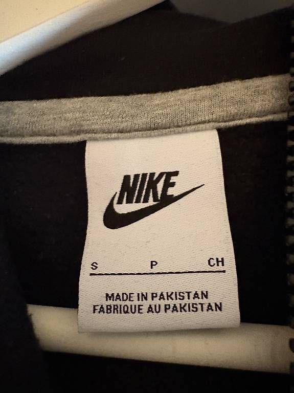 Jacken: Nike Kapuzenjacke Grösse S – Gebraucht aus Uttigen von extreme08 2