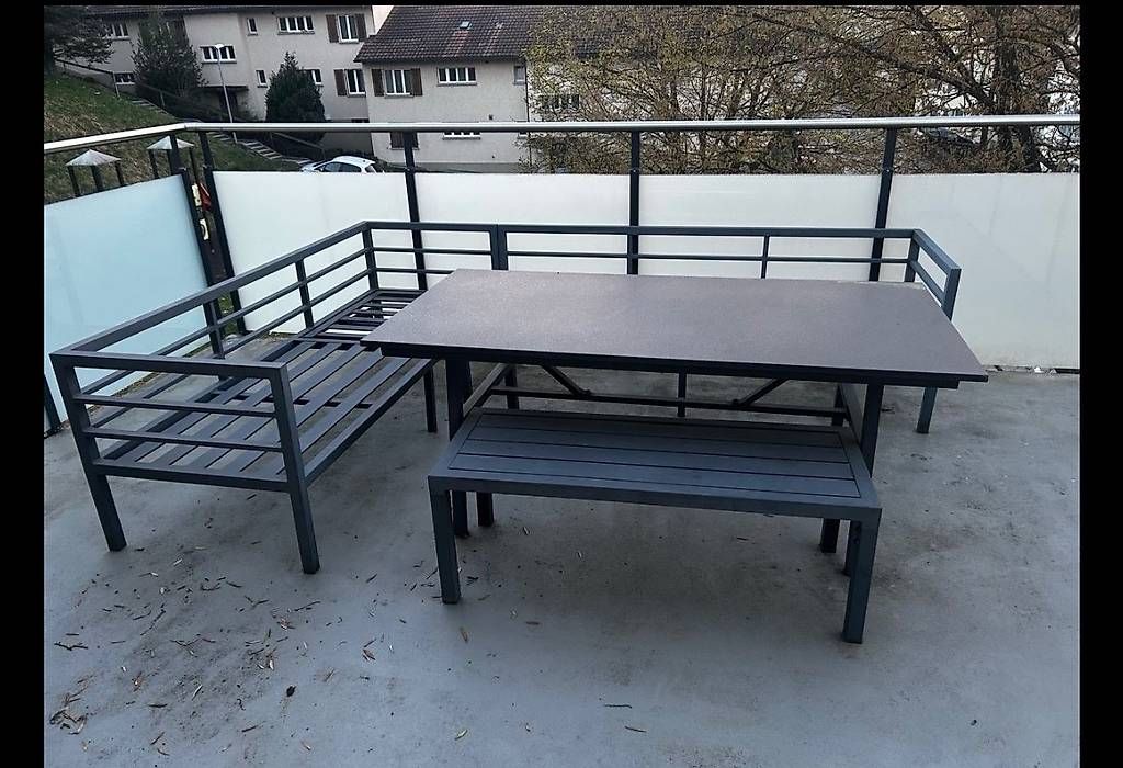 Set di tavolo e panche: Moderne Gartenlounge mit Granittisch – Usato da Frauenfeld venduto da GerardoF7