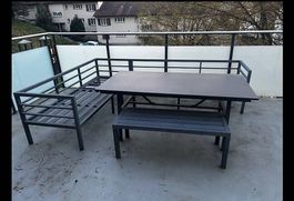 Moderne Gartenlounge mit Granittisch