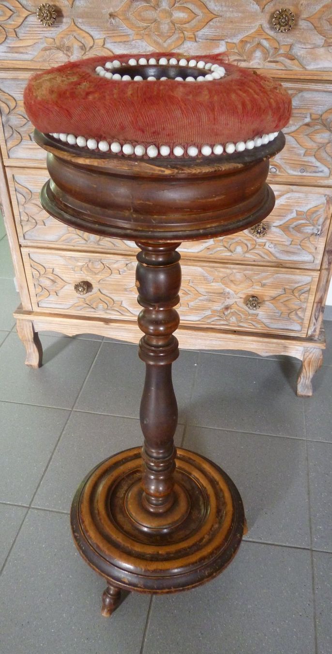 Altri mobili d'antiquariato: Nähstock  antik   teils defekt – Difettoso da Dättlikon venduto da Mamakuga