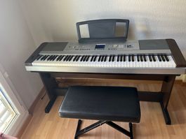 Yamaha E-Piano DGX-640 mit BSX Keyboradbank 3-fach verstellb