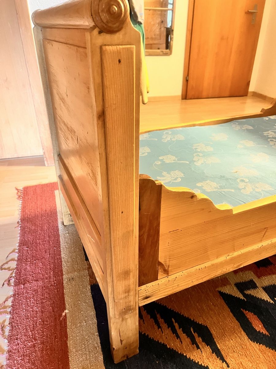 Betten: Kinderbett antik Holz – Gebraucht aus Davos Glaris von Marryon 3