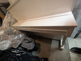Piano droit blanc Petrof 118, excellent état, à saisir!