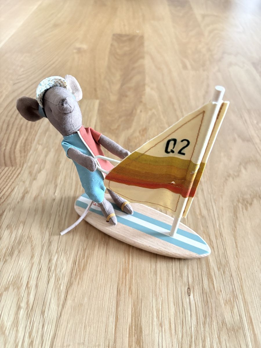 Maileg Giocattoli: Maileg Surfermaus mit Surfbrett & Segel – Nuovo (secondo la descrizione) da Wabern venduto da iku_occasion 1