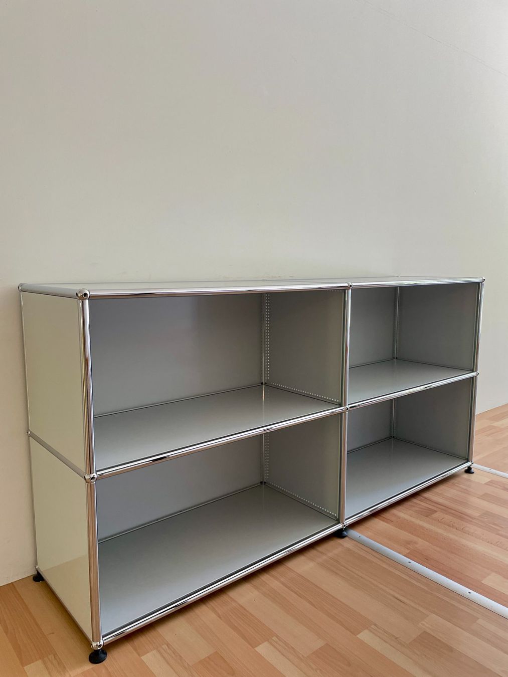 USM Cassettiere: USM Haller Sideboard (hellgrau) – Usato da Zürich venduto da Baumgartner-Partner