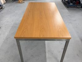 Grosser Tisch / Arbeitstisch Holzplatte mit Metallgestell