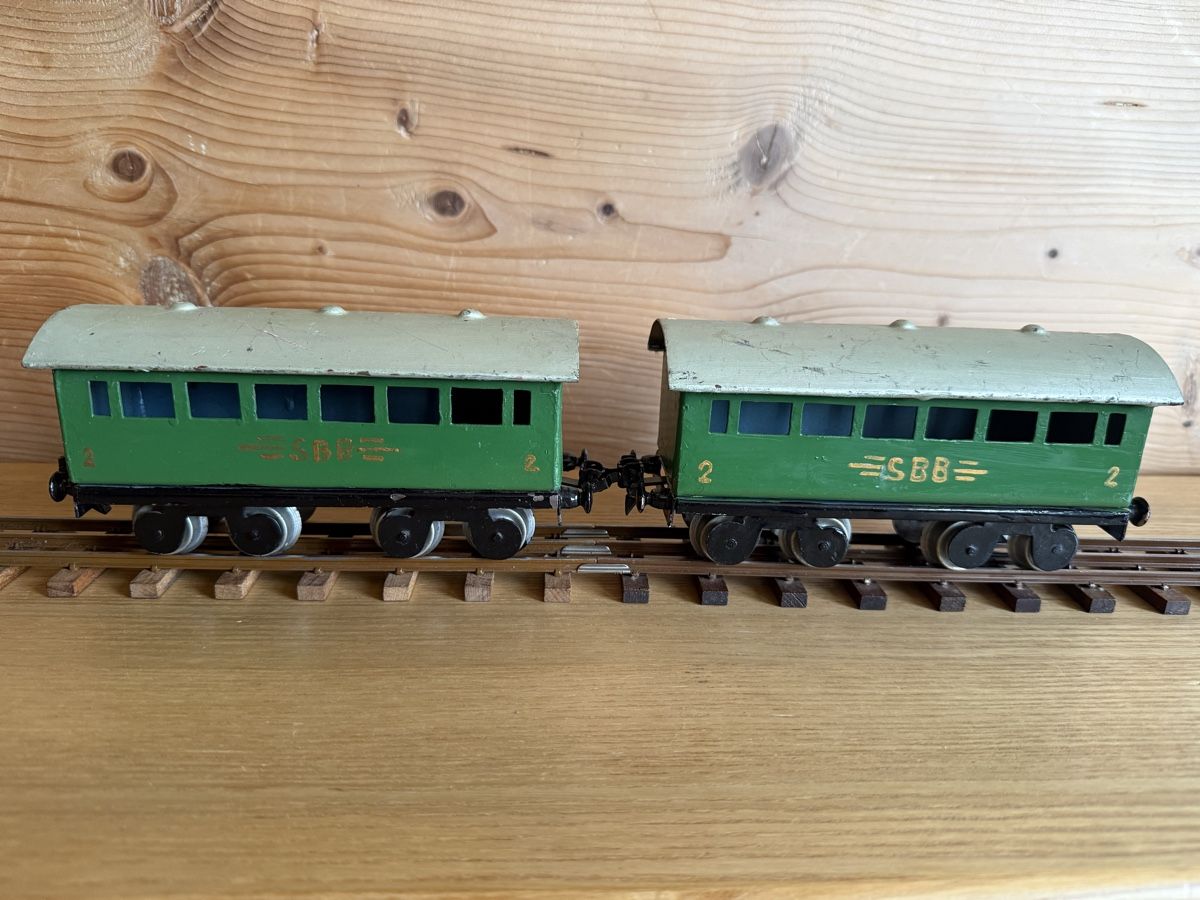 Modellini di ferrovie: 2 Eigenbau Personenwagen Spur 0 – Usato da Amden venduto da vipernatter