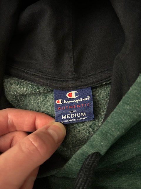 Pullover & Sweatshirts: Champion Vintage Hoodie – Gebraucht aus Flawil von bridge28 1