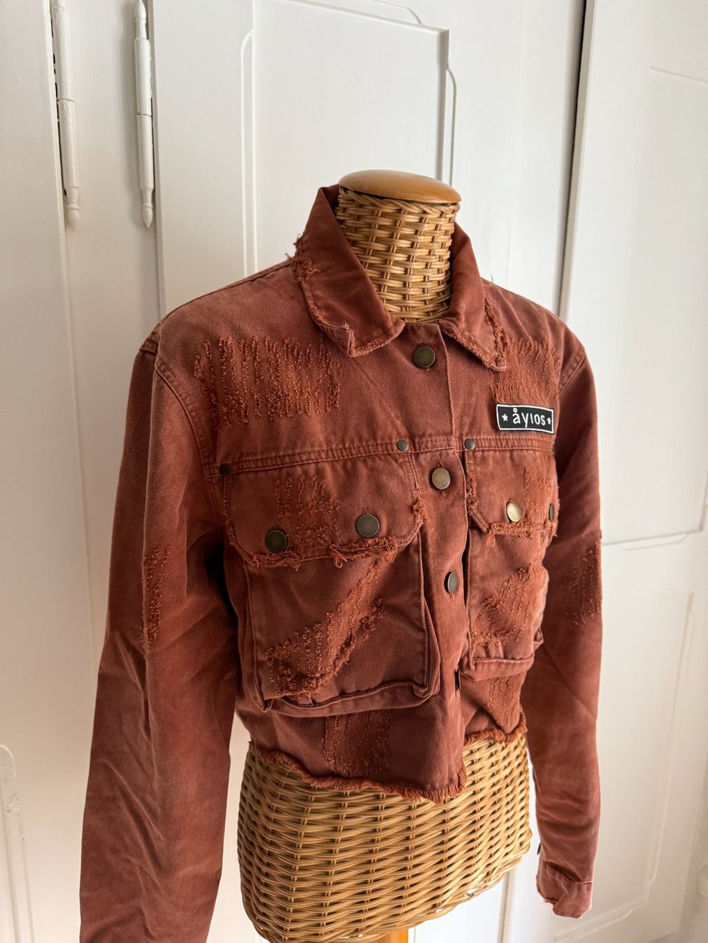 Giacche: AYIOS - cropped Destroyed Jacke braun M – Usato da Zürich venduto da Diazaio 1