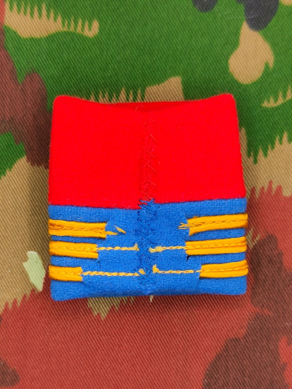 Schweizer Armee Placchette & Badge: Schulterpatten Ord. 1949 Hauptmann, Bat 22, Set – Usato da Bauma venduto da SwissMilitaria 1