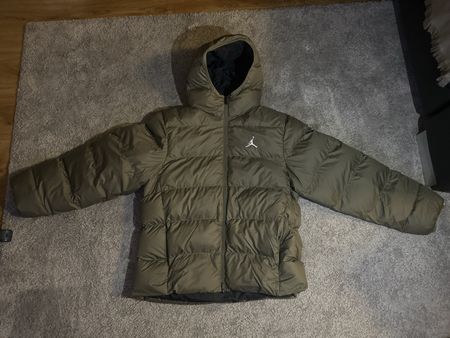 Jordan Daunenjacke olivgrün mit Kapuze guter Zustand GR XL