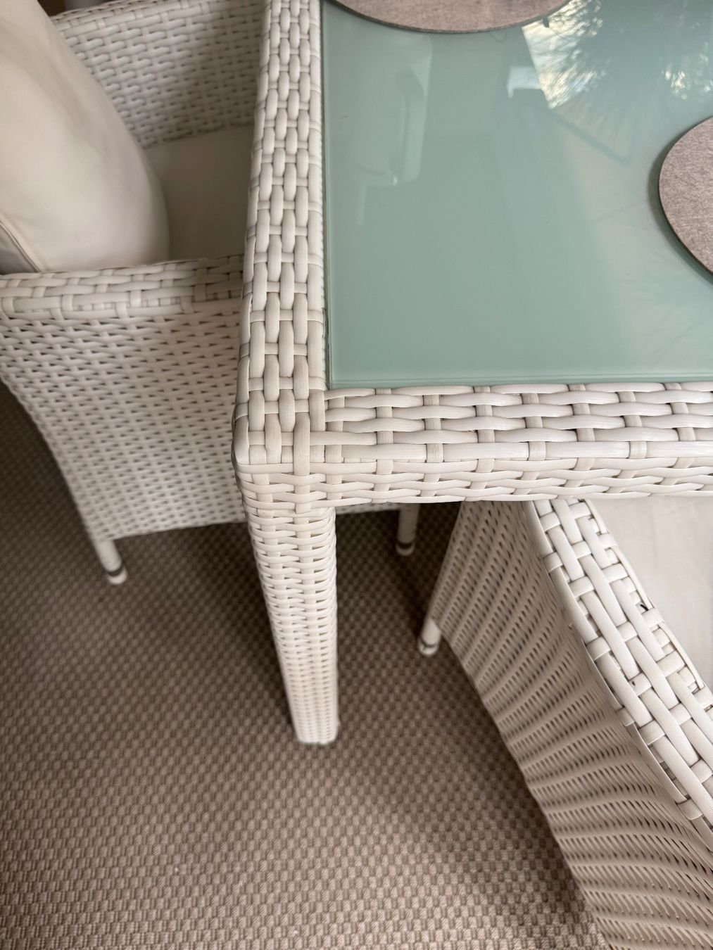 Tables: Gartentisch Rattan mit dicker Glasplatte – D'occasion à zürich par Bailey17 2