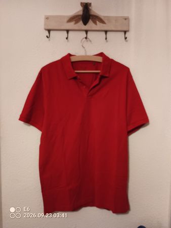Rotes Polo-Shirt 