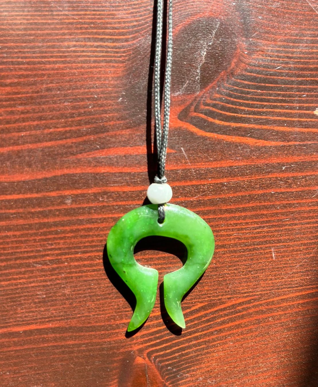 Ketten: Collier avec pendentif signe taureau en verre vert – Gebraucht aus Genève von Donnet2