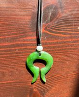 Collier avec pendentif signe taureau en verre vert