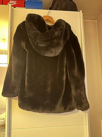 Veste à capuche fausse fourrure 
