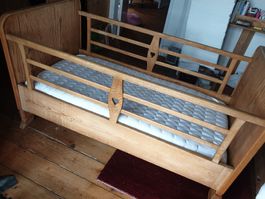 Vintage Kinderbett aus massivem Holz (mit Herz)
