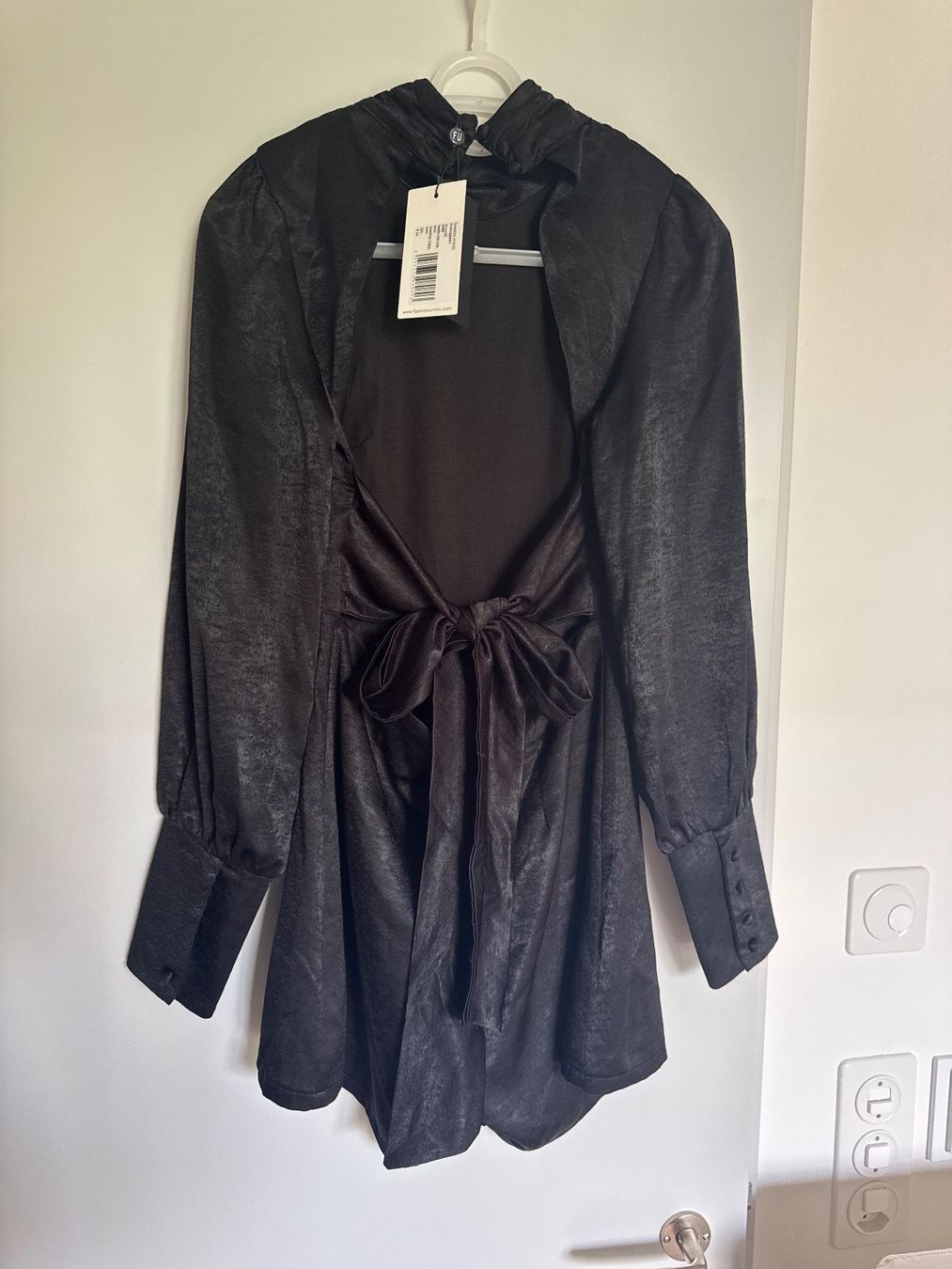 Jumpsuits: Ungetragener Jumpsuit schwarz mit Samtoptik, Grösse M – Neu und originalverpackt aus Aarau von Gulianora 3