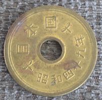 Japan 5 Yen Münze Messing gelocht Jahr Showa 49 gebraucht
