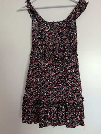 Neuwertiges, süsses Sommerkleid mit Blumenmuster, Grösse 36