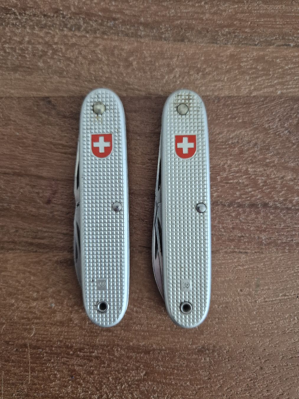 Schweizer Armee Coltelli tascabile: Zwei CH Armee-Sackmesser – Usato da Zürich venduto da Dalema13