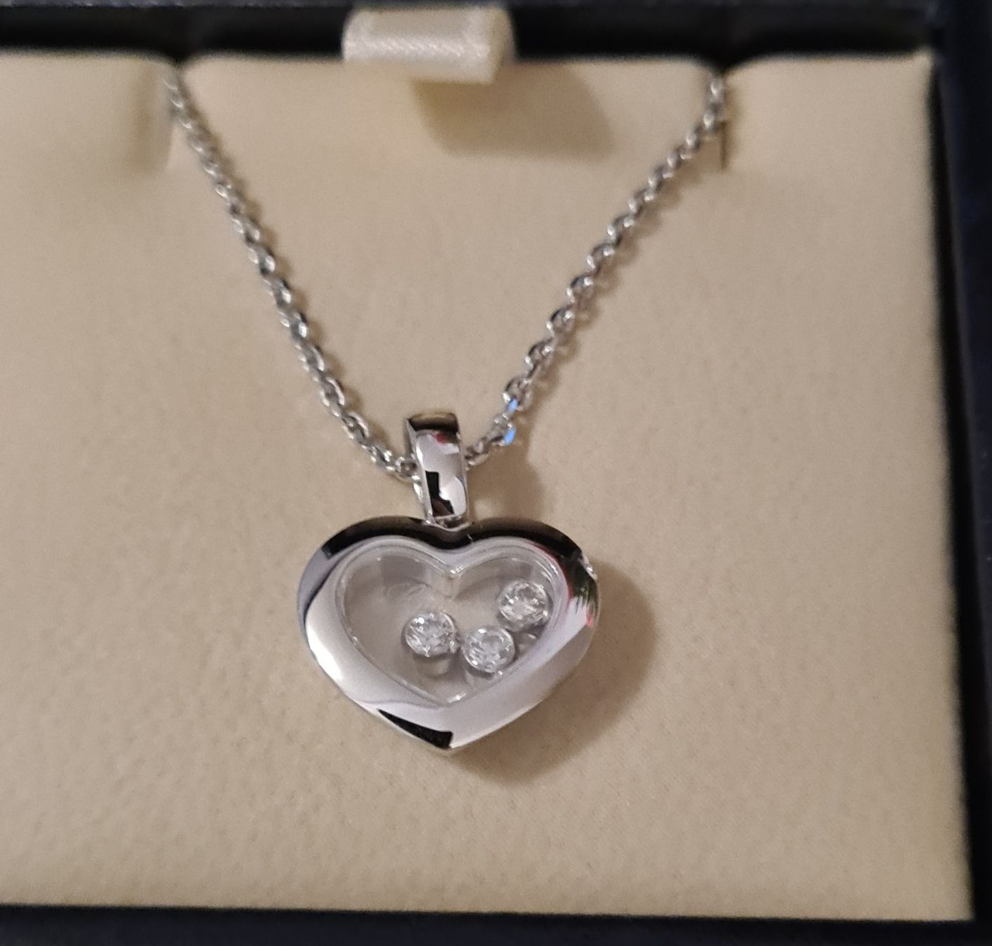 Chopard Catenine: Chopard Happy Diamonds Or Blanc 18ct 3 diamants 0.15 – Nuovo e nell'imballaggio originale da Carouge GE venduto da LidieLot 1