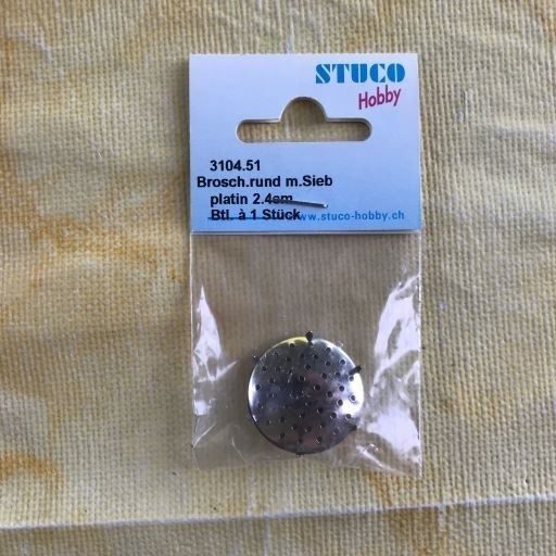Broches & Aiguilles: LOT BROSCH. RUND MIT SIEB PLATIN – Neuf avec emballage d'origine à Ostermundigen par wini63 2