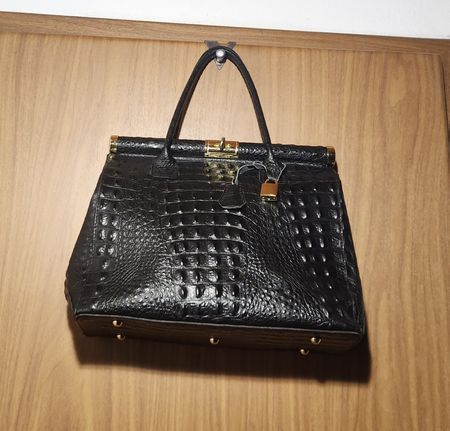 Sac à main cuir noir aspect croco 
