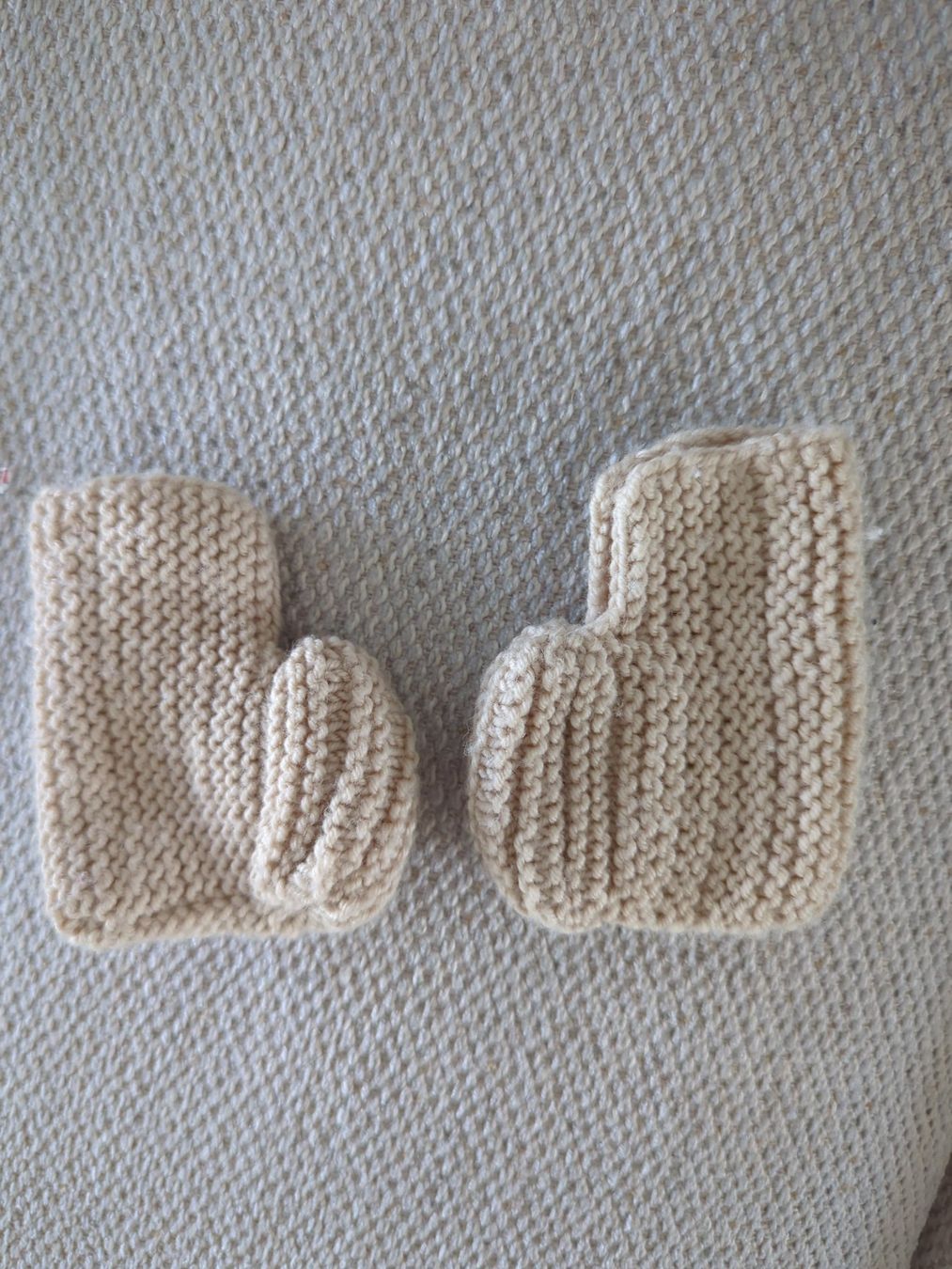 Calze per bambini: Handgestrickte Babyschuhe, Neugeborene – Nuovo (secondo la descrizione) da Zug venduto da sunshinestateofmind