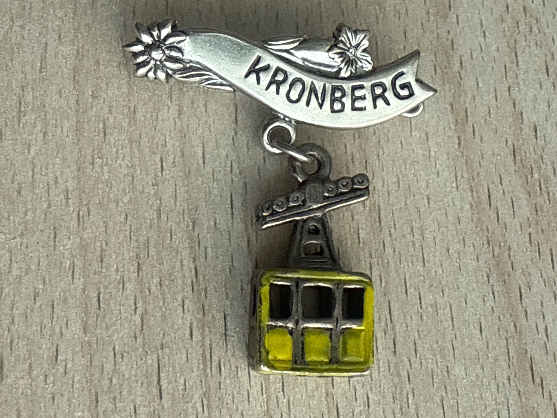 Placchette & Badge: Anstecknadel Kronberg – Usato da Glattbrugg venduto da Schweigmatt 1