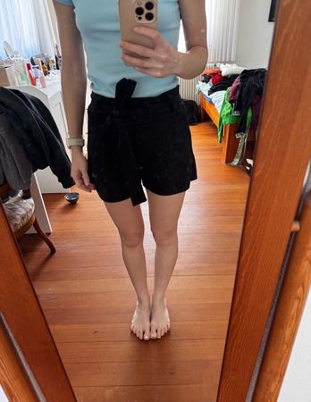 SCHWARZE HIGH-WAIST-SHORTS