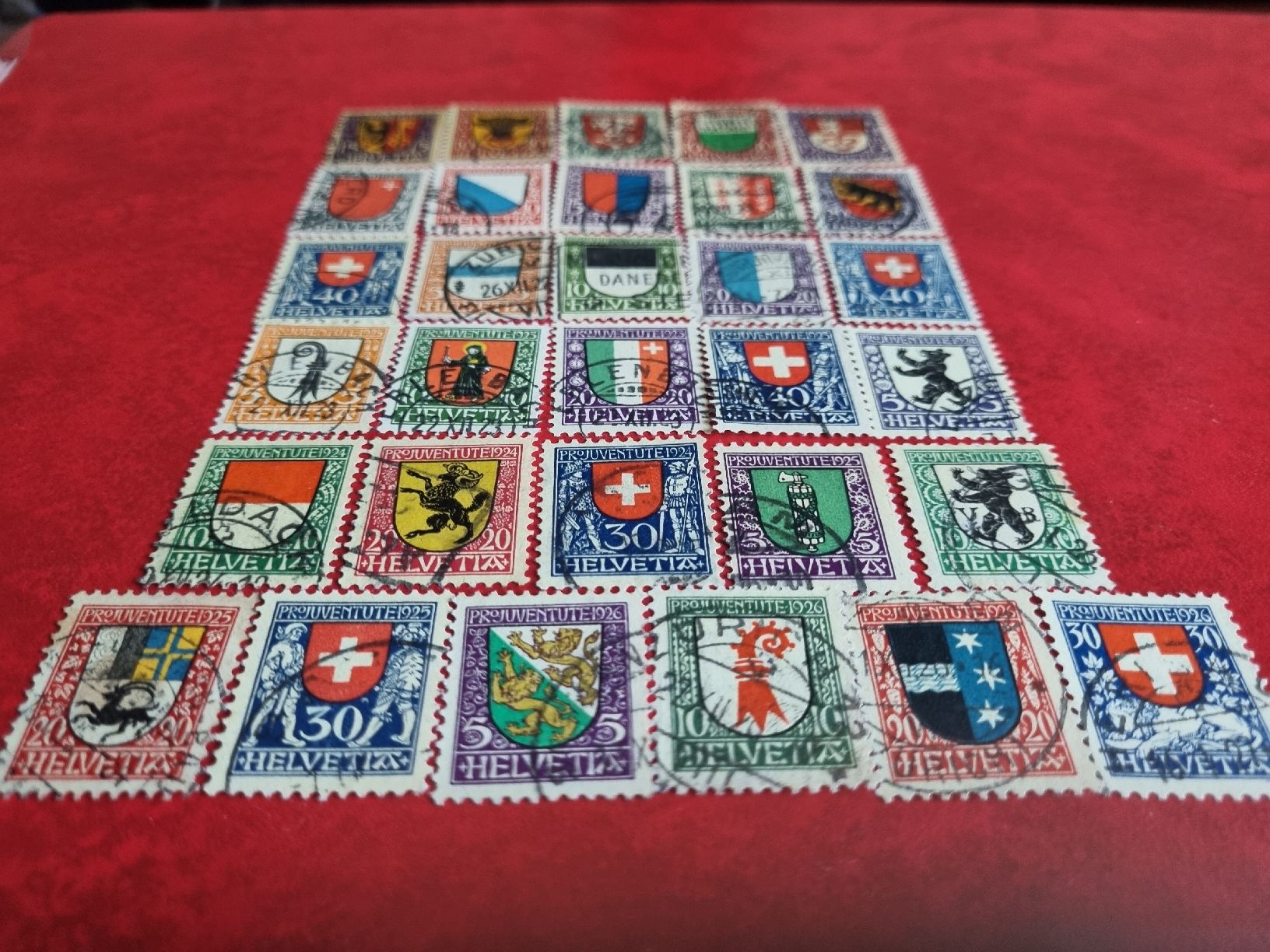 Tutti i francobolli: SAMMLUNG: PJ-WAPPEN AB 1918 - KAT.ca. 400.-  – Usato da Heimenschwand venduto da rog_p7h9 2