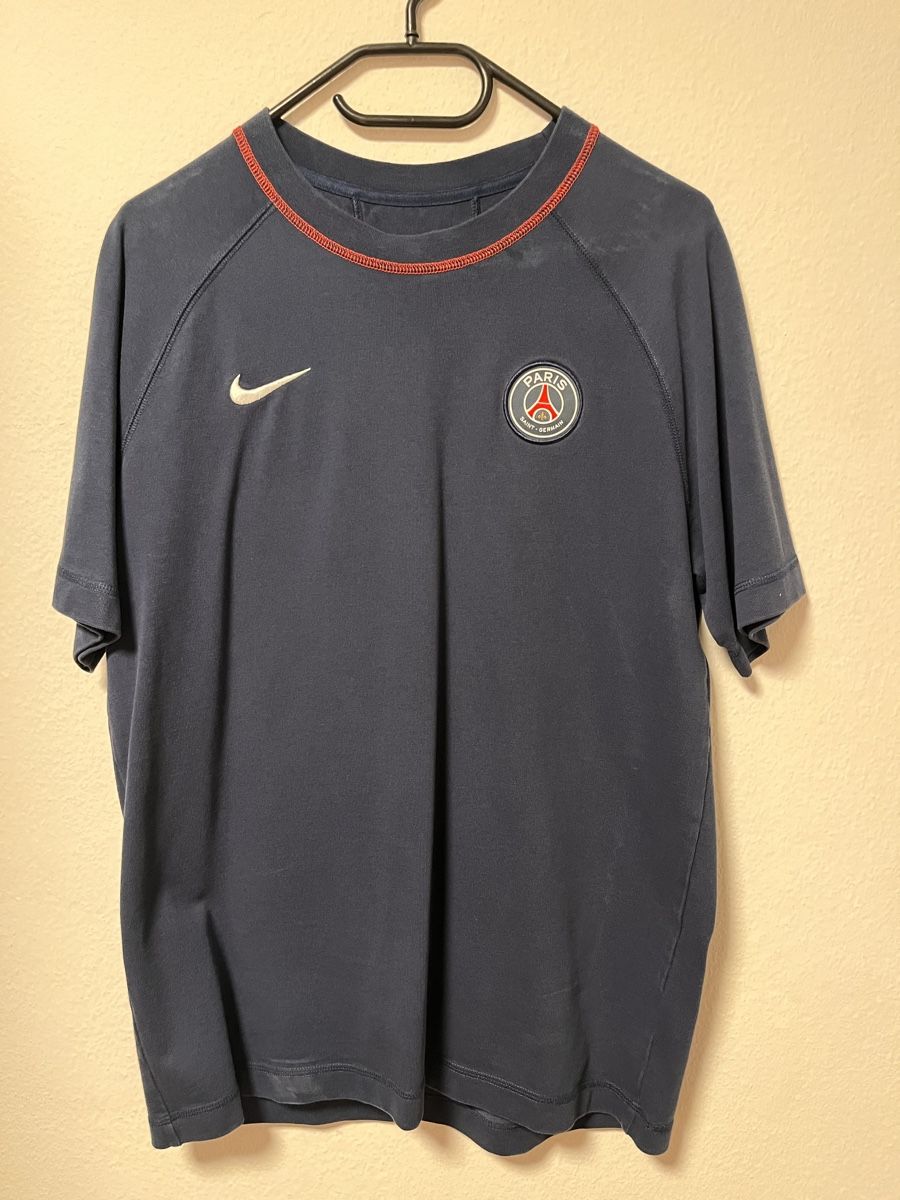 Nike T-shirt: Paris Saint Germain Travel Top – Nuovo (secondo la descrizione) da Dübendorf venduto da erd_xy2p