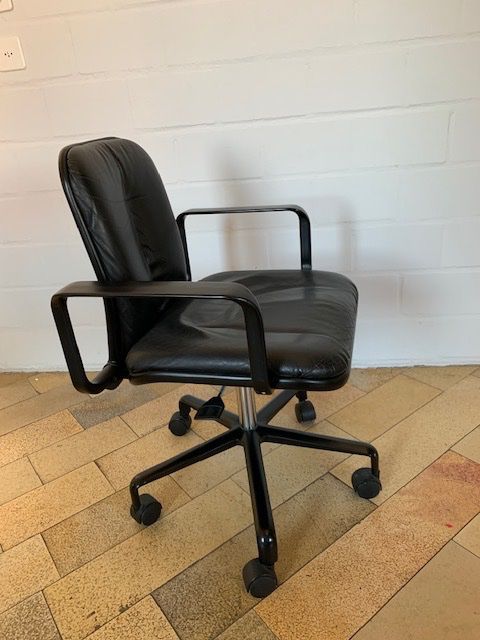Stühle: Chaise de bureau pivotant en cuir noir – Gebraucht aus Fribourg von Jid 3