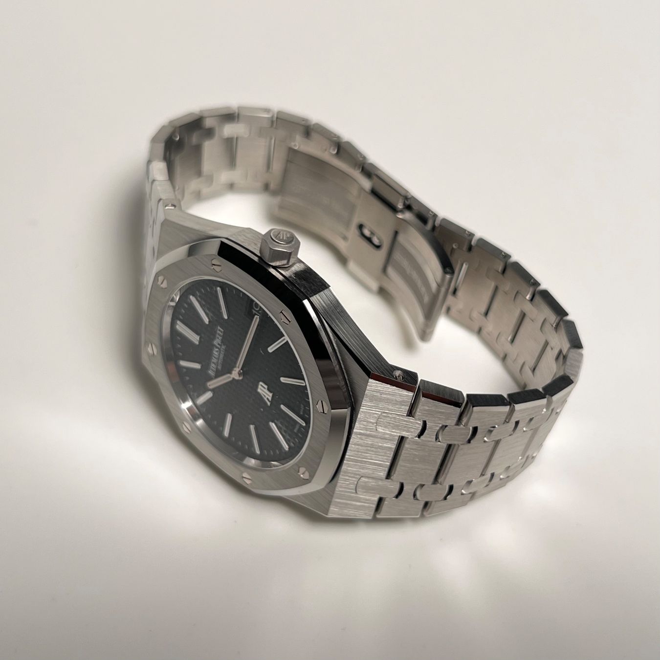 Audemars Piguet Uhren: Audemars Piguet Royal Oak Jumbo Extra-Thin Full set 2025 – Neu und originalverpackt aus Grand-Lancy von Zephyr.26 3