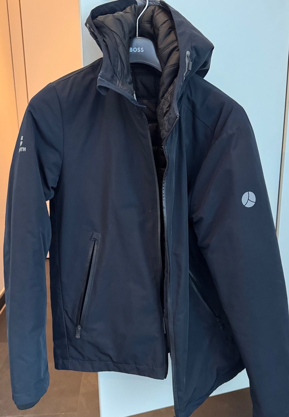 Giacche: Softshell Jacke mit Kapuze dunkelblau gebraucht – Usato da Chur venduto da tan_qx6b 1