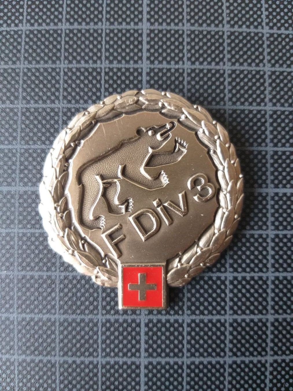 Placchette & Badge: Béretemblem Felddivision 3 Variante 3 – Usato da Bauma venduto da SwissMilitaria