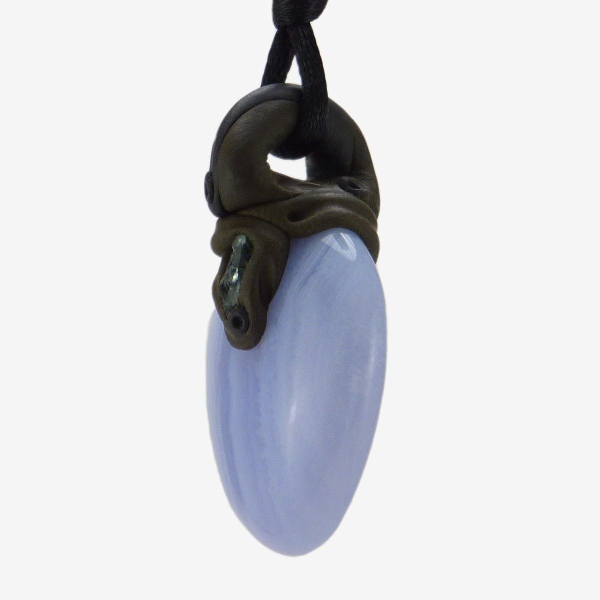 Minerali & Pietre curative: Chalcedon Steinanhänger (Cabochon) mit eingefasstem Apatit – Nuovo e nell'imballaggio originale da Meilen venduto da Kaleidoskopia 1