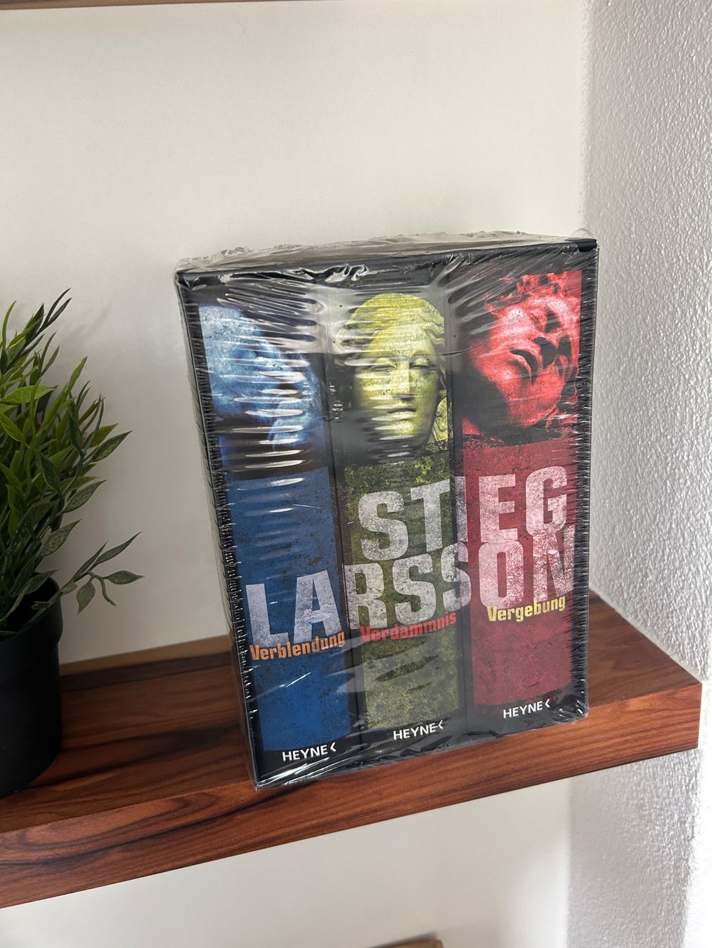 Libri: Stieg Larsson Millennium Trilogie - Neu und OVP – Nuovo e nell'imballaggio originale da Illnau venduto da Monkky 3