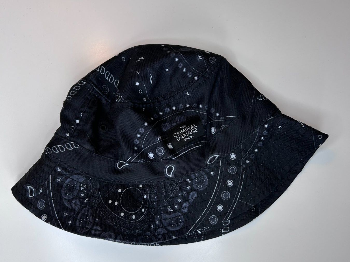 H&M Chapeaux, bonnets & casquettes: Criminal Damage Bucket Hat – D'occasion à St. Gallen par look-twice